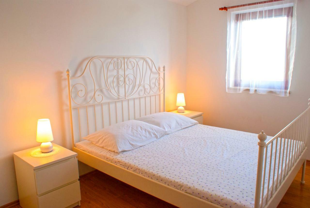 Apartmani Ribarica**** Karlobag Esterno foto